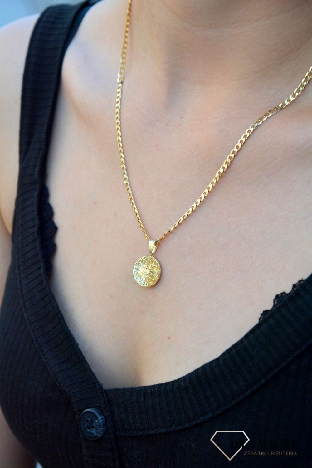 Złota zawieszka ażurowe kółko kwiatek ZA 5705 333. Złota zawieszka w ponadczasowej formie ażurowego kwiatka. Złoty wisiorek w ponadczasowym kształcie. Wisiorek to idealny pomysł na prezent, którym wy.jpg